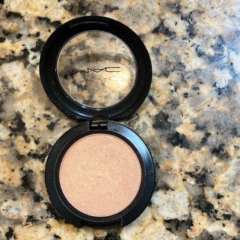 MAC cosmetics eyeshadow tweet me